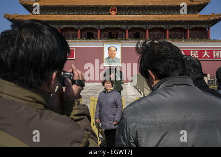 Beijing, Chine. 3e Mar, 2015. Le 12e Comité National de la Conférence consultative politique du peuple chinois (CCPPC) s'ouvre dans le Grand Hall du Peuple à Beijing, le 3 mars. À la place Tiananmen, le niveau de sécurité a été grandement améliorée. © Jiwei Han/ZUMA/Alamy Fil Live News Banque D'Images