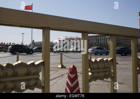 Beijing, Chine. 3e Mar, 2015. Le 12e Comité National de la Conférence consultative politique du peuple chinois (CCPPC) s'ouvre dans le Grand Hall du Peuple à Beijing, le 3 mars. À la place Tiananmen, le niveau de sécurité a été grandement améliorée. © Jiwei Han/ZUMA/Alamy Fil Live News Banque D'Images