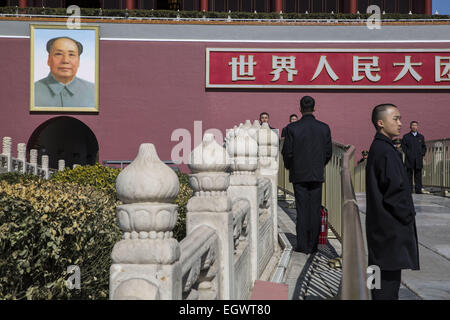 Beijing, Chine. 3e Mar, 2015. Le 12e Comité National de la Conférence consultative politique du peuple chinois (CCPPC) s'ouvre dans le Grand Hall du Peuple à Beijing, le 3 mars. À la place Tiananmen, le niveau de sécurité a été grandement améliorée. © Jiwei Han/ZUMA/Alamy Fil Live News Banque D'Images