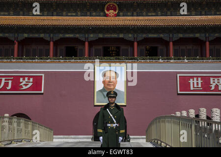 Beijing, Chine. 3e Mar, 2015. Le 12e Comité National de la Conférence consultative politique du peuple chinois (CCPPC) s'ouvre dans le Grand Hall du Peuple à Beijing, le 3 mars. À la place Tiananmen, le niveau de sécurité a été grandement améliorée. © Jiwei Han/ZUMA/Alamy Fil Live News Banque D'Images