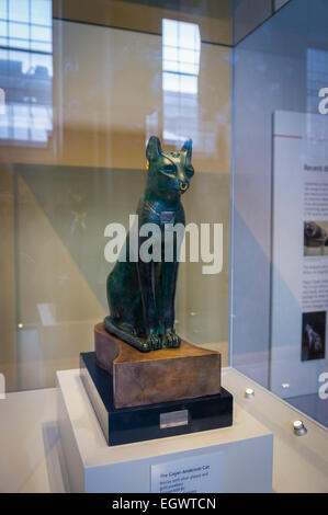 Le chat Gayer-Anderson, une statue en bronze de l'Égypte ancienne dans le British Museum, Londres, Angleterre, Royaume-Uni Banque D'Images