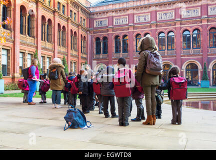 Les enfants de l'école primaire sur un voyage scolaire au Victoria and Albert Museum, London, England, UK Banque D'Images