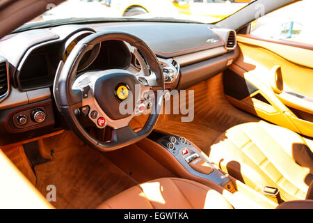 Sarasota, Floride, USA - 21 Février 2015 : Intérieur d'une Ferrrari F458 à partir de 2010 les pilotes du véhicule. Banque D'Images