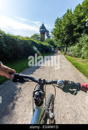 Cycliste le long de la 'Ruhrtalradweg' piste cyclable de la vallée de la Ruhr, de la rivière au printemps dans la zone 'Sauerland", à l'estuaire 230 k Banque D'Images