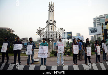 (150303) -- Paris, 3 mars 2015 (Xinhua) -- des militants sociaux et blogueurs assister à une manifestation exigeant la répression du tueur dans une affaire de meurtre de l'écrivain blogger Avijit Roy à Dhaka, Bangladesh, le 3 mars 2015. Anti-criminalité bangladais force d'élite du bataillon d'action rapide (RAB) a arrêté le principal suspect lié à l'assassinat de l'écrivain blogger Avijit Roy, un communiqué de presse de la RAB a déclaré lundi. (Xinhua/Shariful Islam) Banque D'Images