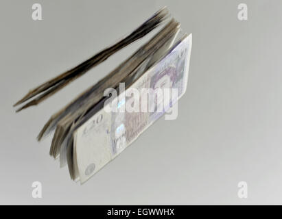£1000 £20 dans Notes. Une pile de billets de 20 livres de tomber Banque D'Images