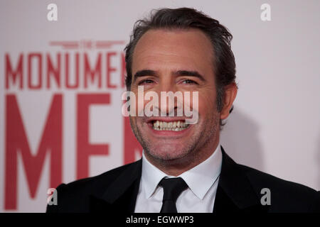 Royaume-uni, Londres : l'acteur français Jean Dujardin pose pour une photo devant 'Cupidon se plaignant d'Venus' de Lucas Cranach qui était une peinture ayant appartenu à Hitler collection privée, en collaboration avec le film 'Le Monument men' dans le centre de Londres le 11 février, 2014 Banque D'Images