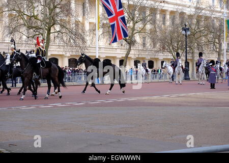 Londres, Royaume-Uni. 06Th Mar, 2015. L'un des chevaux perd son cavalier sur le Mall au cours de parade. Megawhat Crédit : Rachel/Alamy Live News Banque D'Images