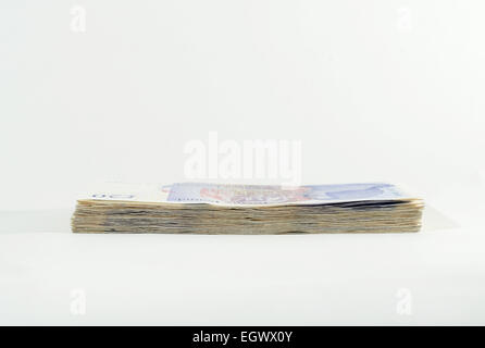 £1000 £20 dans Notes. Une pile de 20 livres 50 notes composant un grand en espèces Banque D'Images