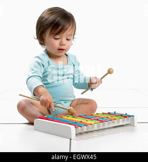 Baby boy playing toy xylophone Banque D'Images