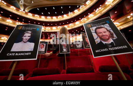 Royaume-uni, Londres : membres de BAFTA organiser le plan des sièges pour le BAFTA Awards le dimanche en plaçant des chefs de célébrité sur des bâtons où ils seront assis dans le centre de Londres le 12 février 2014. Banque D'Images