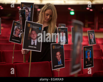 Royaume-uni, Londres : membres de BAFTA organiser le plan des sièges pour le BAFTA Awards le dimanche en plaçant des chefs de célébrité sur des bâtons où ils seront assis dans le centre de Londres le 12 février 2014. Banque D'Images