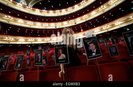 Royaume-uni, Londres : membres de BAFTA organiser le plan des sièges pour le BAFTA Awards le dimanche en plaçant des chefs de célébrité sur des bâtons où ils seront assis dans le centre de Londres le 12 février 2014. Banque D'Images