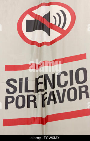 Le silence s'il vous plaît signer en espagnol affiché dans Miraflores - Lima, Pérou Banque D'Images