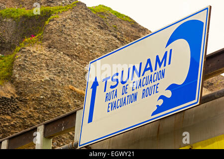 Signe du tsunami en espagnol à Miraflores, Lima Banque D'Images