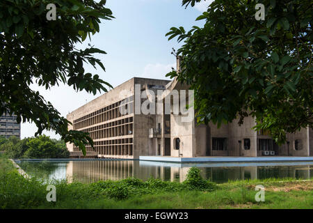 Chandigarh, Palais de l'Assemblée générale reflétant sur le lac, Le Corbusier Banque D'Images