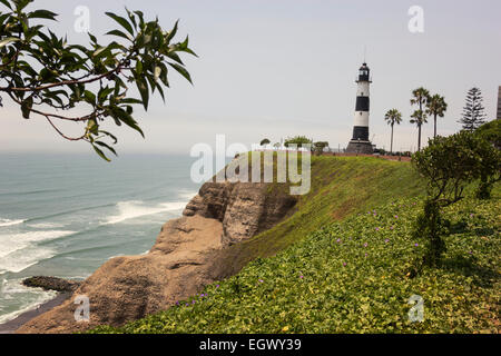 Le fer à repasser phare sur la côte sauvage de Miraflores à Lima Banque D'Images