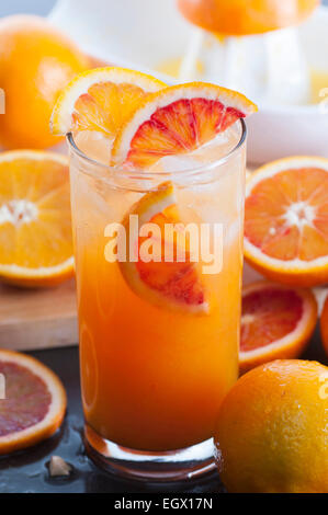 Des jus d'orange fraîchement pressé avec de la glace. Banque D'Images