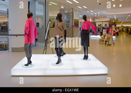 Intérieur du magasin Marks and Spencer avec socle lumineux affichant mesdames fashions sur des mannequins Essex England UK Banque D'Images