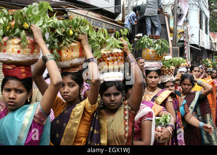 Les femmes indiennes portent bonam Bonalu pendant une fête hindoue Mahakali près de temple à Secunderabad, Hyderabad, Inde sur juillet 28,2013. Banque D'Images