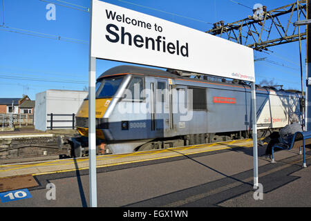 Un grubby Abellio Anglia plus service de trains à grande vitesse en passant par la station de Shenfield en direction de Londres Banque D'Images