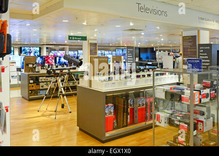 Vue intérieure de l'entreprise de détail John Lewis des produits de télévision et de caméra dans le rayon commercial à l'intérieur du magasin Oxford Street West End Londres Angleterre Royaume-Uni Banque D'Images