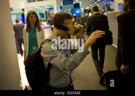 Barcelone, Espagne. 3e Mar, 2015. Une présence d'essayer des lunettes de réalité virtuelle au MWC de Barcelone. Deuxième jour du Mobile World Congress 2015 à Barcelone, principal événement dans le monde de la téléphonie mobile, avec une participation de 90 000 visiteurs. © Jordi Boixareu/ZUMA/Alamy Fil Live News Banque D'Images