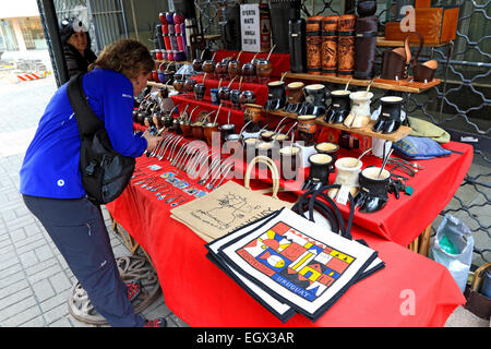 Vieille ville de Montevideo en Uruguay et mate de tasses. Banque D'Images