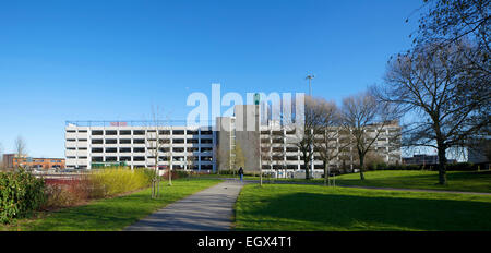 Woodhouse Leeds Leeds, parking. Willmott Dixon ont entièrement rénové le parc de voiture Woodhouse à Leeds de Leeds City Council. Banque D'Images