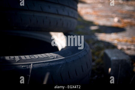 Close up de lumière qui tombe sur pile de pneus voiture déposés illégalement, UK campagne Banque D'Images