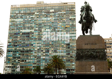 Montevideo en Uruguay. Vue d'un immeuble voisin et Artigas statue de la place de l'indépendance plaza dans la capitale. Banque D'Images