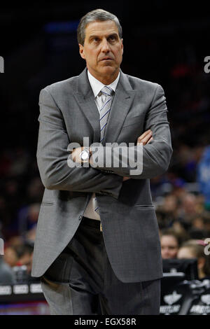 27 février 2015 : Washington Wizards l'entraîneur-chef Randy Wittman regarde pendant le match NBA entre les Washington Wizards et les Philadelphia 76ers au Wells Fargo Center de Philadelphie, Pennsylvanie. Les Philadelphia 76ers a gagné 89-81. Banque D'Images