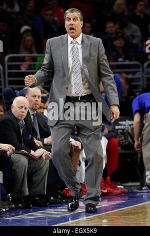 27 février 2015 : Washington Wizards l'entraîneur-chef Randy Wittman réagit au cours de la NBA match entre les Washington Wizards et les Philadelphia 76ers au Wells Fargo Center de Philadelphie, Pennsylvanie. Les Philadelphia 76ers a gagné 89-81. Banque D'Images