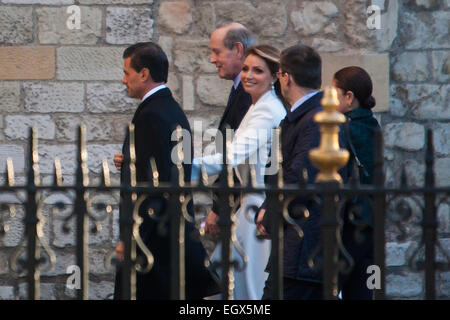 L'Abbaye de Westminster, Londres, 3 mars 2015. Le Président mexicain, Enrique Pano Nieto en visite d'État au Royaume-Uni, arrive à l'abbaye de Westminster avec son épouse l'actrice d'opéra de savon Angelica Rivera de déposer une couronne sur la Tombe du Soldat inconnu. Crédit : Paul Davey/Alamy Live News Banque D'Images