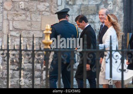 L'Abbaye de Westminster, Londres, 3 mars 2015. Le Président mexicain, Enrique Pano Nieto en visite d'État au Royaume-Uni, arrive à l'abbaye de Westminster avec son épouse l'actrice d'opéra de savon Angelica Rivera de déposer une couronne sur la Tombe du Soldat inconnu. Crédit : Paul Davey/Alamy Live News Banque D'Images