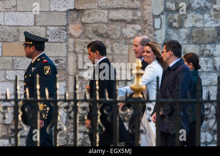 L'Abbaye de Westminster, Londres, 3 mars 2015. Le Président mexicain, Enrique Pano Nieto en visite d'État au Royaume-Uni, arrive à l'abbaye de Westminster avec son épouse l'actrice d'opéra de savon Angelica Rivera de déposer une couronne sur la Tombe du Soldat inconnu. Crédit : Paul Davey/Alamy Live News Banque D'Images