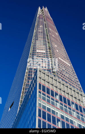 Vue vers le haut de la base du Shard, le plus haut édifice de l'Europe de l'Ouest, London Bridge, Londres SE1 Banque D'Images