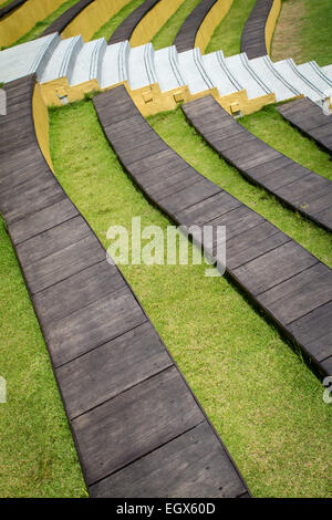 Les lignes grises en courbe sur l'herbe, traversée par étapes Banque D'Images