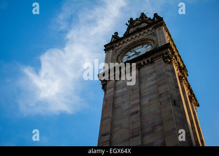 Albert Memorial Clock Tower à Belfast en Irlande du Nord avec ciel blie dans l'arrière-plan Banque D'Images