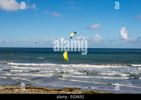 Regardant vers le bas sur la plage et kiteboarders de tourmaline. San Diego, Californie, États-Unis. Banque D'Images