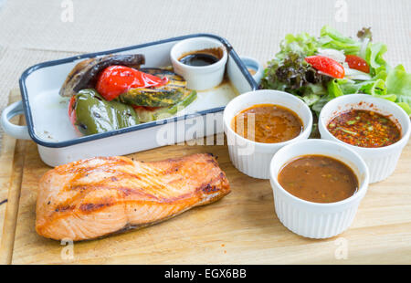 Pavé de saumon avec sauce aux légumes grillés et divers Banque D'Images