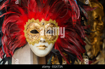 Beau masque vénitien élégant avec des plumes Banque D'Images