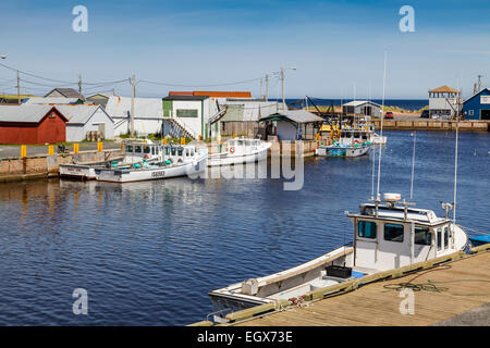 Bateaux de pêche commerciale liée au quai à North Lake, Prince Edward Island, Canada. Banque D'Images