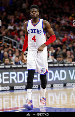 27 février 2015 : Philadelphia 76ers center Nerlens Noel (4) au cours de la NBA match entre les Washington Wizards et les Philadelphia 76ers au Wells Fargo Center de Philadelphie, Pennsylvanie. Les Philadelphia 76ers a gagné 89-81. Banque D'Images