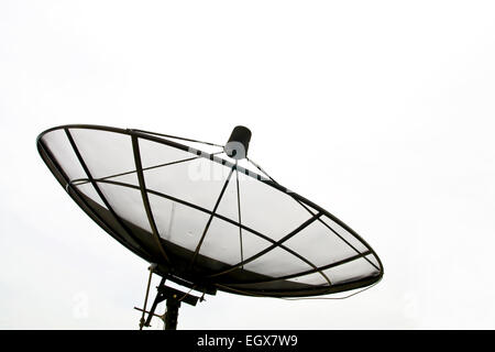 Big Black antenne satellite isolé sur ciel blanc Banque D'Images