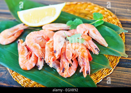 Les crevettes et le citron sur la table en bois Banque D'Images