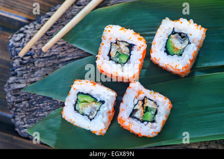 Le sushi et la plaque sur une table Banque D'Images