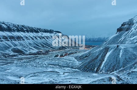 Longyearbyen dans la dernière lumière d'hiver bleu foncé avant la saison. Banque D'Images