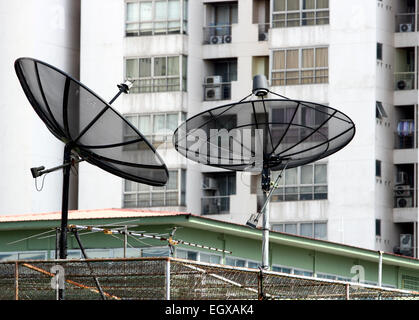 Deux paraboles sur la construction de concept de télécommunications Banque D'Images