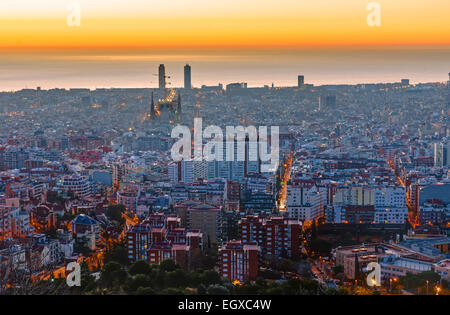 Une vue de Barcelone poussiéreux avant le lever du soleil avec la mer Méditerranée à l'arrière Banque D'Images